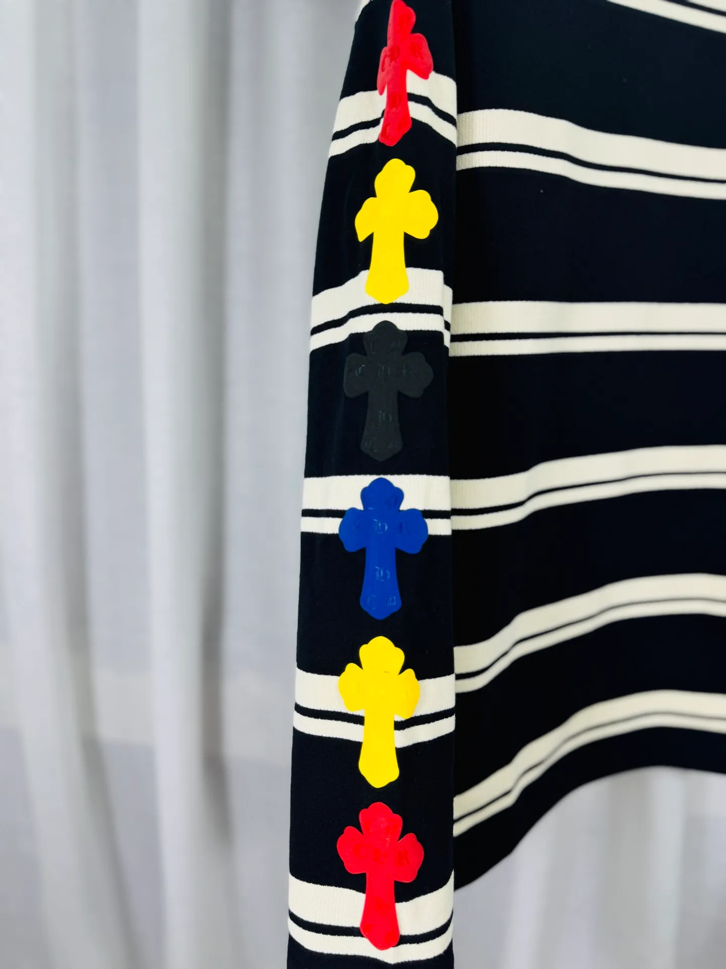 P250 top version, real shot without P, ​​different from market currency) 𝗖𝗵𝗿𝗼𝗺𝗲 𝗛𝗲𝗮𝗿𝘁𝘀/Cro Heart 2025 Autumn and Winter Horseshoe Cross 3D Printed Black and White Striped Couple Casual Long Sleeve 👑The highest version! Customized fabric 320g fabric! Horseshoe cross sticker, a best-selling model in the counter, very comfortable to wear. Accessories: original molded and authenticated collar label➕100% silk wash label. Genuine purchase-grade original hangtag➕matching hanging rope➕3D hanging beads➕original packaging bag. Craftsmanship: The original version has consistent wiring! The highest version of the armhole matching technique! Color: Black Size: S M L XL Style No.: 5188